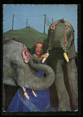 AK Chefin d. Zirkus-Krone Frieda Krone-Sembach m. Elefanten