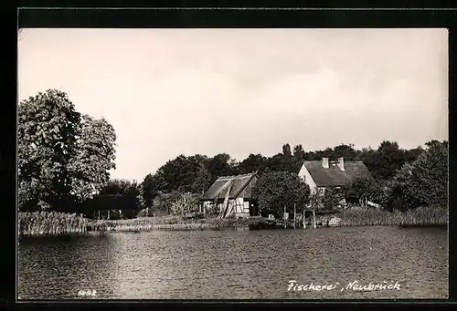 AK Neubrück, Blick zur Fischerei am Ufer