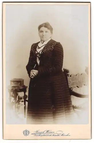 Fotografie Joseph Werner, München, Isarthorplatz 2, Korpulente Dame mit Mittelscheitel in einem Kleid mit Streifen