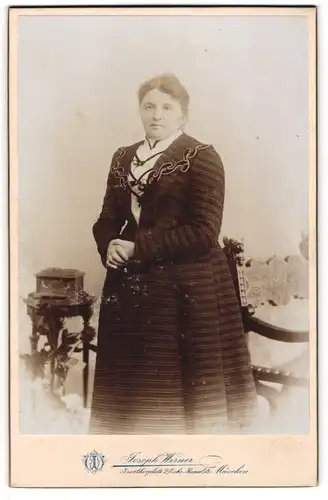 Fotografie Joseph Werner, München, Isarthorplatz 2, Korpulente Dame in einem Kleid mit Streifen-Struktur