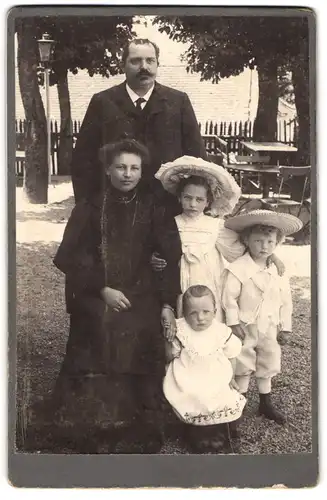 Fotografie unbekannter Fotograf und Ort, Elegante Familie mit drei Kindern im Sonntagsstaat in einem Garten