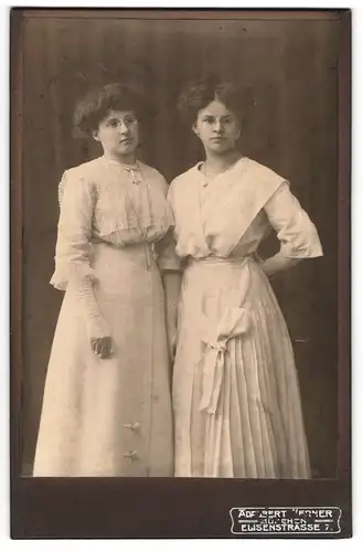 Fotografie Adalbert Werner, München, Elisenstrasse 7, Zwei erste junge Damen mit Zwicker in eleganten hellen Kleidern