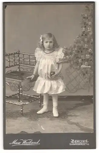 Fotografie Max Weiland, Berlin, Schönhauser Allee 49, Kleines Mädchen mit Haarschleife im Kleid mit Flügelärmeln