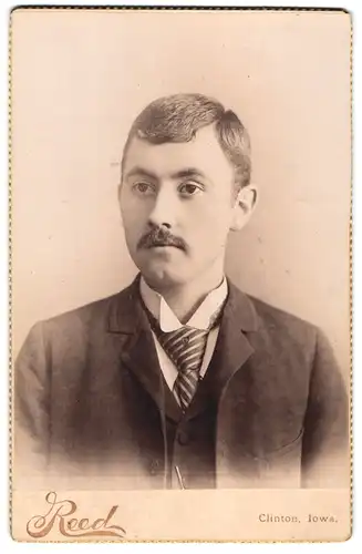 Fotografie Reed, Clinton / Iowa, Junger Mann mit Schnurrbart und gestreifter Krawatte