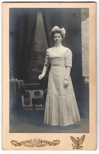 Fotografie M. Koch, Odense, Heden 176, Junge Dame mit Haarschmuck im taillierten Kleid mit Faltenrock