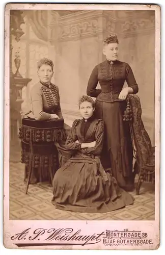 Fotografie A. P. Weishaupt, Kopenhagen, Móntergade 36, Drei junge Damen mit Stirnlocken und Broschen in Sonntagskleidern
