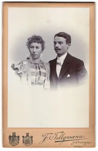 Fotografie F. Tellgmann, Eschwege, Junge Dame mit Lockenkopf und junger Herr mit Zwirbelschnurrbart