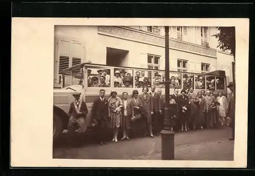 Foto-AK Autobus mit Schaulustigen