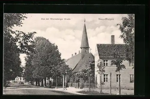 AK Neu-Ruppin, Rheinsberger Strasse mit Kirche