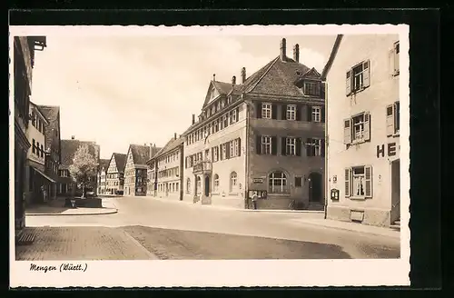 AK Mengen /Württ., Strassenpartie mit Geschäften und Brunnen