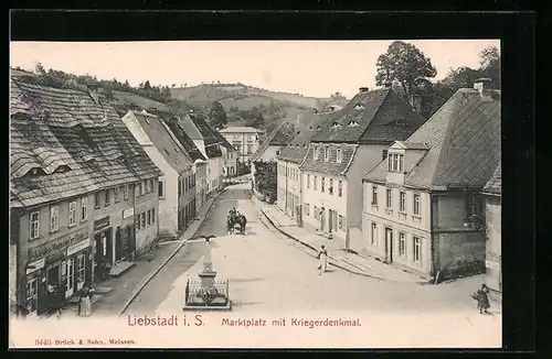 AK Liebstadt i. S., Marktplatz mit Geschäften und Kriegerdenkmal