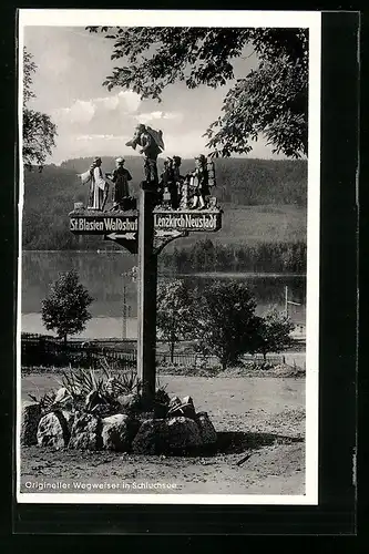 AK Schluchsee, Origineller Wegweiser mit Menschen in Tracht