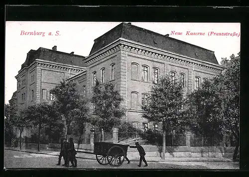 AK Bernburg a. S., Neue Kaserne Franzstrasse und Soldaten mit Wagen