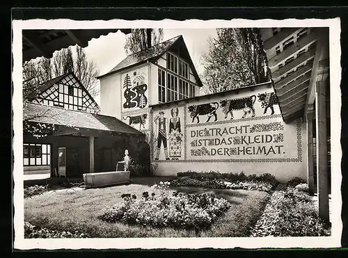 AK Zürich, Schweizerische Landesausstellung 1939, Im Trachtenhof, Die Tracht ist das Kleid der Heimat