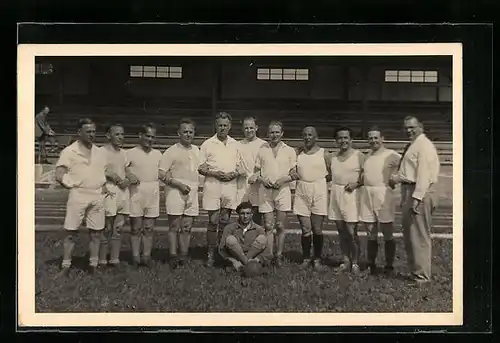 AK Foto einer Fussballmannschaft mit Trainer