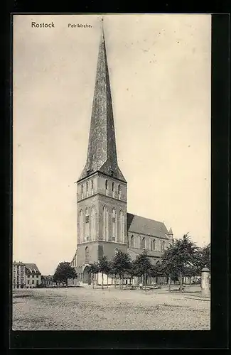 AK Rostock, Strassenpartie an der Petrikirche