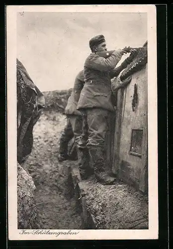 AK Im Schützengraben, Feldgrauer mit Karabiner im Anschlag