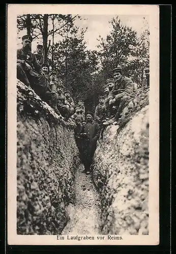 AK Reims, Soldaten in Uniform im Laufgraben