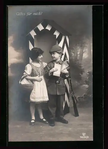 AK Kleiner Soldat mit Paketen und Mädchen am Wachhäuschen