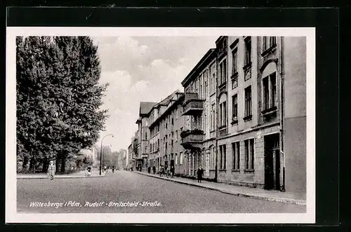 AK Wittenberge i. Pom., Breitscheid-Strasse mit Passanten