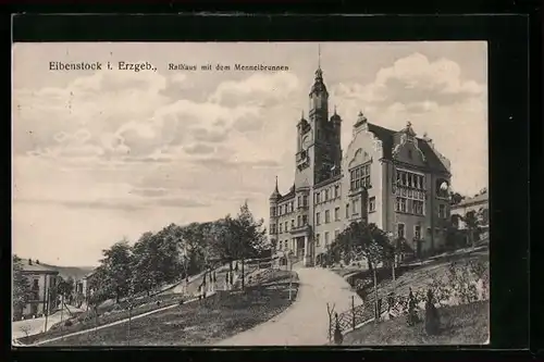 AK Eibenstock /Erzgeb., Rathaus mit dem Mennelbrunnen