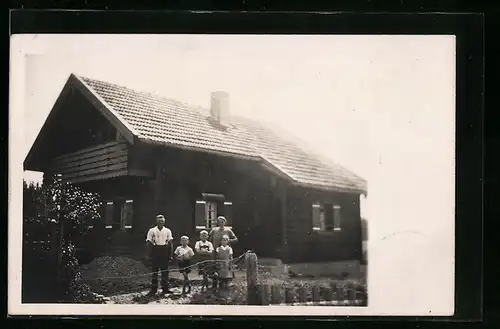Foto-AK Adelstetten, Familie vor dem Haus