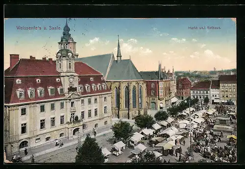 AK Weissenfels a. Saale, Wochenmarkttreiben mit Rathaus