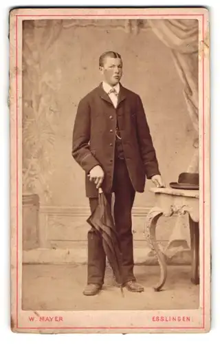 Fotografie Wilhelm Mayer, Esslingen, Junger Herr im Anzug mit Schirm
