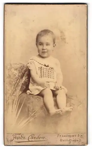 Fotografie Friedrich Carbons, Frankfurt a. M., Bleichstr. 2, Kleines Kind im Hemd mit nackigen Füssen