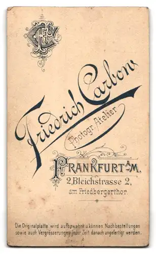 Fotografie Friedrich Carbons, Frankfurt a. M., Bleichstr. 2, Kleines Kind im Hemd mit nackigen Füssen