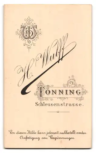 Fotografie H. Wulff, Tönning, Schleusenstrasse, Ehepaar in eleganter Kleidung