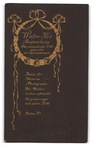 Fotografie Walter Klie, Regensburg, Obermünsterstr. E 100, Süsses Kleinkind im Hemd mit nackigen Füssen