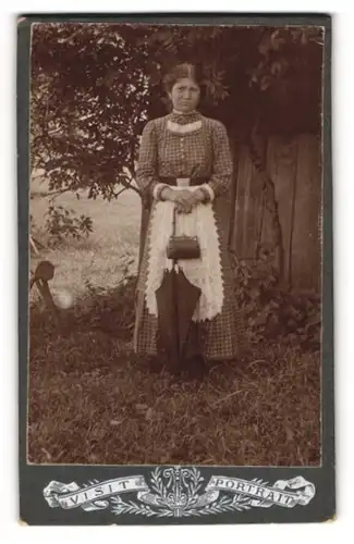 Fotografie Eduard Kirgl, Hötzendorf, Junge Dame im karierten Kleid mit Schirm