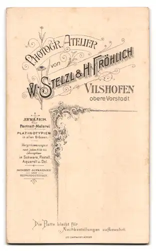 Fotografie W. Stelzl & H. Fröhlich, Vilshofen, Junge Dame im Kleid mit Kragenbrosche