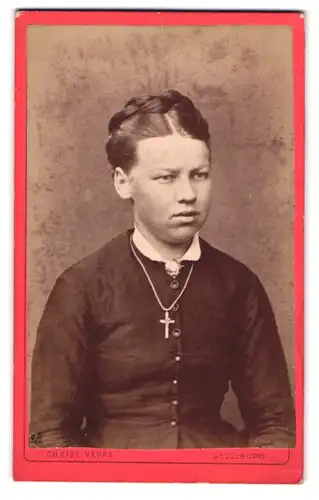 Fotografie Christ. Verra, Deggendorf, Junge Dame mit Kragenbrosche und Kreuzkette