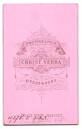 Fotografie Christ. Verra, Deggendorf, Junge Dame mit Kragenbrosche und Kreuzkette