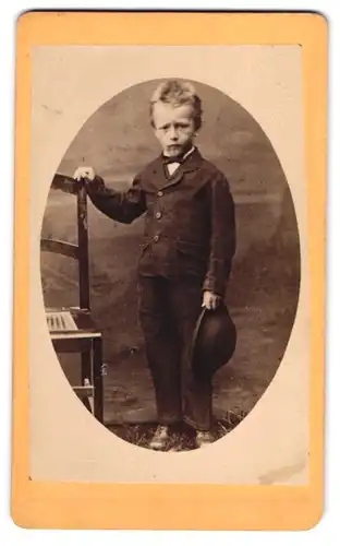 Fotografie B. Wecker, Wien, Kleiner Junge im Anzug mit Fliege