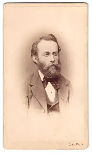 Fotografie Carl Kroh, Wien-Josefstadt, Piaristengasse 20, Bürgerlicher Herr mit Vollbart