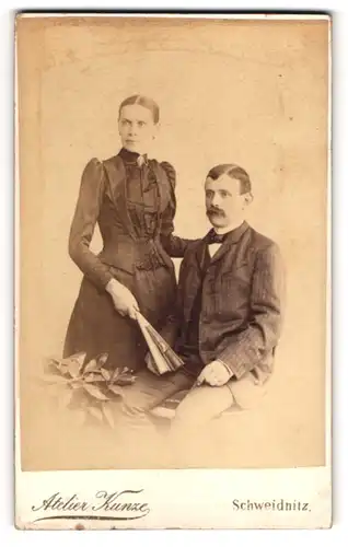Fotografie Atelier Kunze, Schweidnitz, Elegant gekleidetes Paar mit Fächer