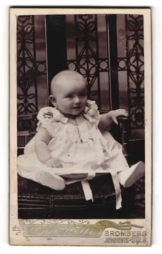Fotografie Carl Weiss, Bromberg, Johannis-Str. 8, Kleines Kind im weissen Kleid