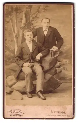Fotografie J. Fiala, Neurode, Kunzendorferstr. 455, Zwei junge Männer in modischer Kleidung
