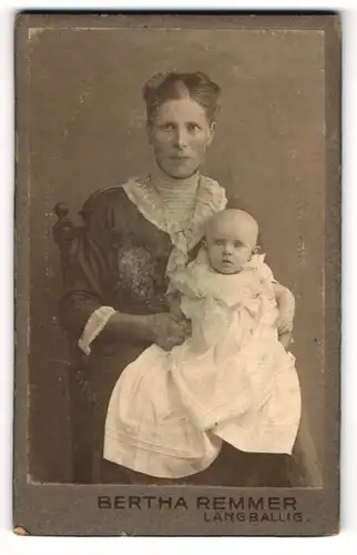 Fotografie Bertha Remmer, Langballig, Bürgerliche Dame mit Kleinkind auf dem Schoss