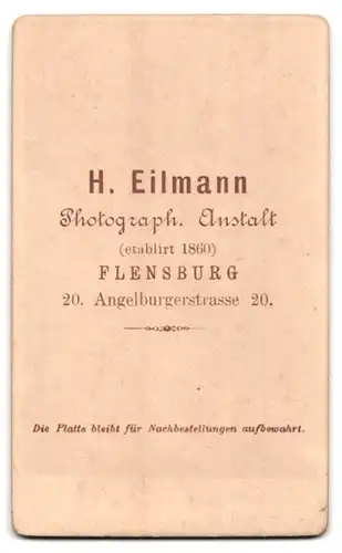 Fotografie H. Eilmann, Flensburg, Angelburgerstr. 20, Junger Herr im Anzug mit Fliege