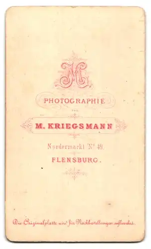 Fotografie M. Kriegsmann, Flensburg, Nordermarkt 49, Junger Herr im Anzug mit Oberlippenbart