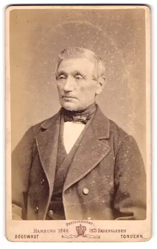 Fotografie Jacob A. Bödewadt, Tondern, Älterer Herr im Anzug mit Fliege