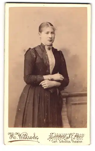 Fotografie H. Wittrock, Hamburg-St. Pauli, Langereihe 48, Junge Dame im Kleid mit Kragenbrosche