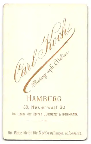 Fotografie Carl Koch, Hamburg, Neuerwall 30, Junge Dame im Kleid mit Kragenbrosche