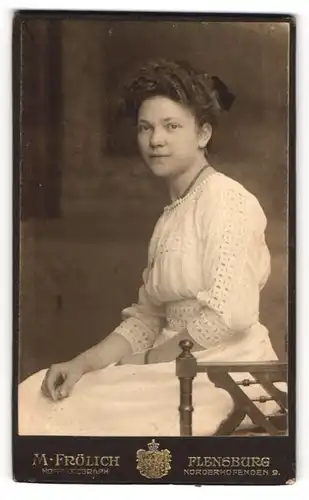 Fotografie M. Frölich, Flensburg, Norderhofenden 9, Junge Dame im weissen Kleid