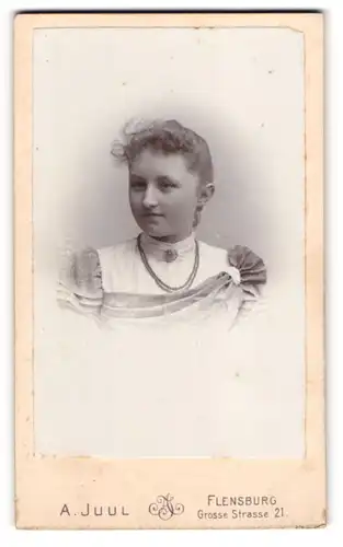 Fotografie A. Juul, Flensburg, Grosse Str. 21, Junge Dame mit Kragenbrosche und Halskette