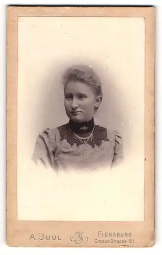 Fotografie A. Juul, Flensburg, Grosse-Str. 21, Junge Dame im Kleid mit Kragenbrosche
